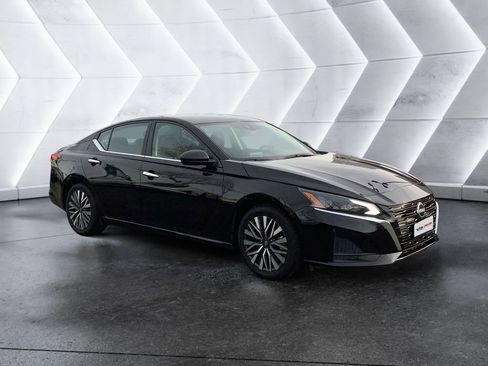 Used 2024 Nissan Altima 2.5 SV image 1