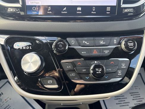 Used 2024 Chrysler Pacifica Touring-L FWD image 16