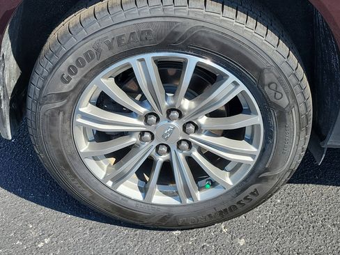 Used 2017 Cadillac XT5 Luxury w/ Driver Awareness Package image 11