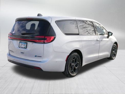 Used 2023 Chrysler Pacifica Limited w/ S Appearance Package image 7