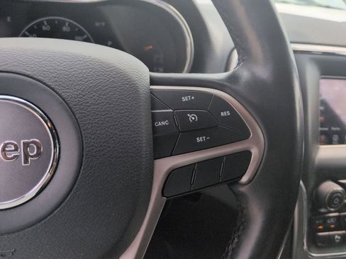Certified 2020 Jeep Grand Cherokee Laredo w/ Security & Convenience Group AWD/4WD image 25