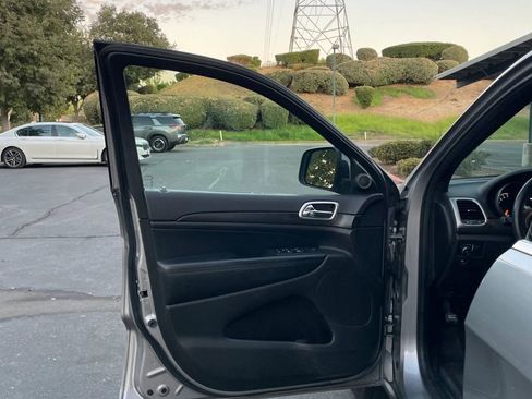 Used 2018 Jeep Grand Cherokee Laredo image 9