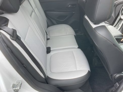 Used 2022 Chevrolet Trax LT w/ LT Convenience Package image 25