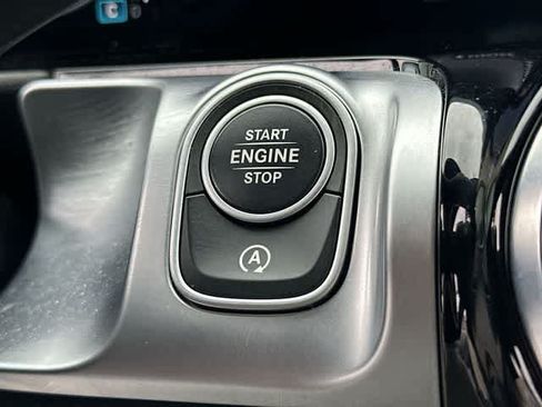 Used 2025 Mercedes-Benz GLB 250 4MATIC image 10