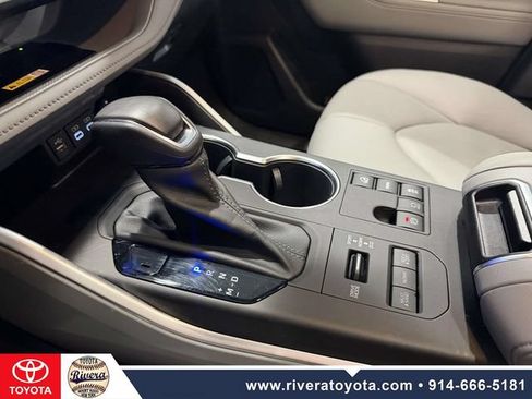 Used 2023 Toyota Highlander XLE AWD/4WD image 23