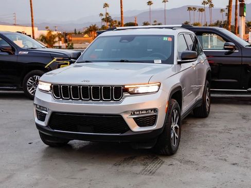 Certified 2024 Jeep Grand Cherokee Limited image 4