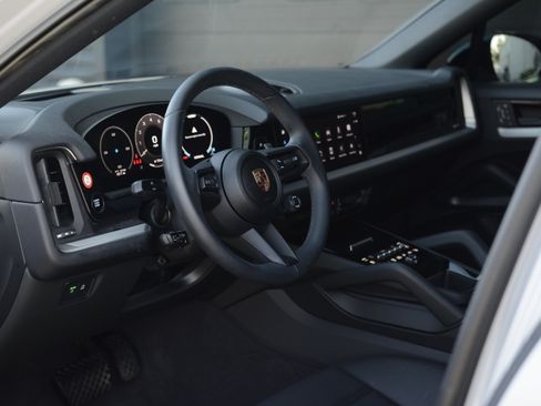 Used 2025 Porsche Cayenne Coupe AWD/4WD image 4