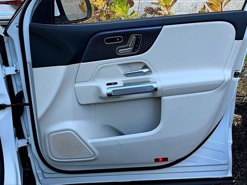 Used 2025 Mercedes-Benz GLB 250 4MATIC image 19