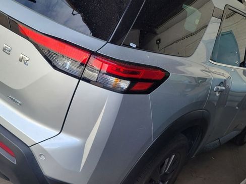 Used 2025 Nissan Pathfinder SV image 10