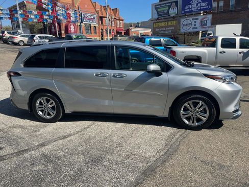 Used 2022 Toyota Sienna Platinum w/ Protection Package (TMS) image 4