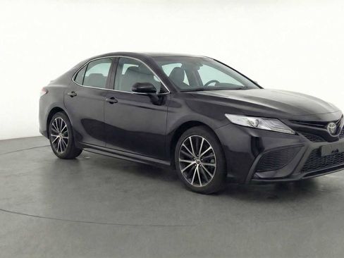 Used 2023 Toyota Camry SE image 3