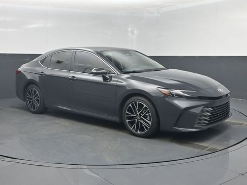 Used 2025 Toyota Camry XLE image 1