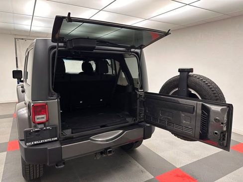 Used 2018 Jeep Wrangler Unlimited Sahara w/ Connectivity Group image 17