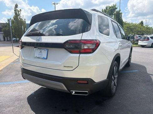 Used 2025 Honda Pilot Touring image 6