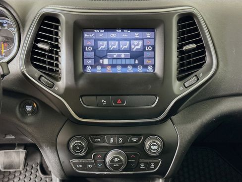 Used 2019 Jeep Cherokee Latitude Plus w/ Comfort/Convenience Group AWD/4WD image 23