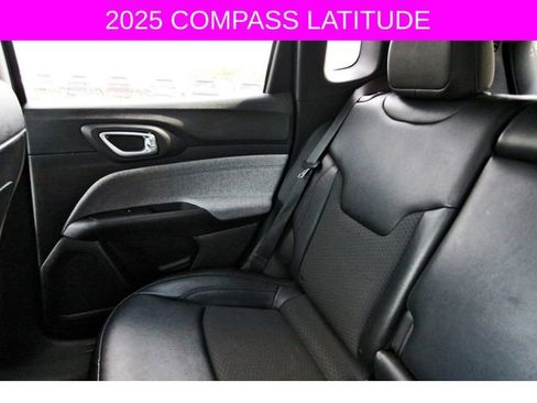 Used 2025 Jeep Compass Latitude image 12