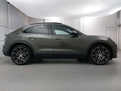 New 2026 Porsche Macan 4 Electric image 8