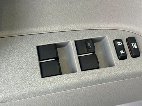 Used 2013 Toyota Highlander Plus FWD image 13