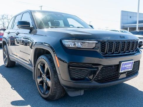Used 2023 Jeep Grand Cherokee Altitude AWD/4WD image 4