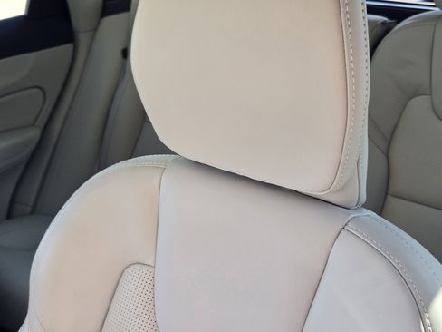 Used 2023 Volvo XC60 B6 Ultimate w/ Protection Package Premier image 23