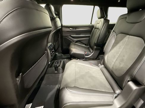 New 2025 Jeep Grand Cherokee L Laredo image 11