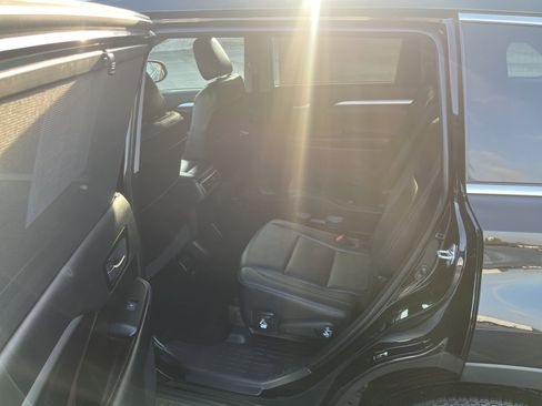 Used 2019 Toyota Highlander XLE image 12