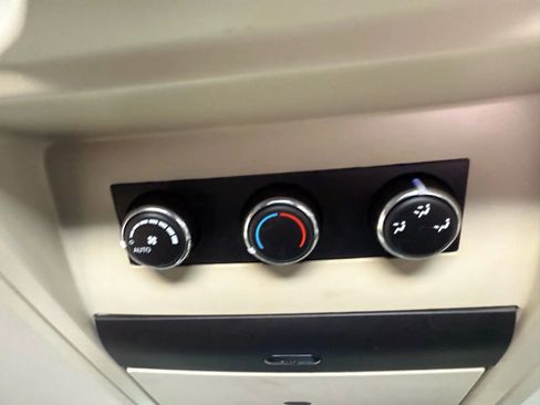 Used 2014 Chrysler Town & Country Touring-L w/ Driver Convenience Group image 25