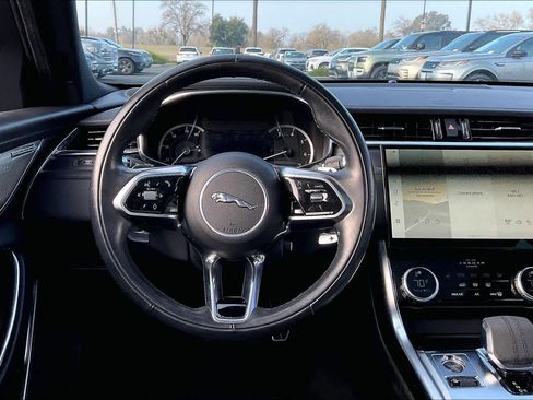 Used 2022 Jaguar XF SE image 8