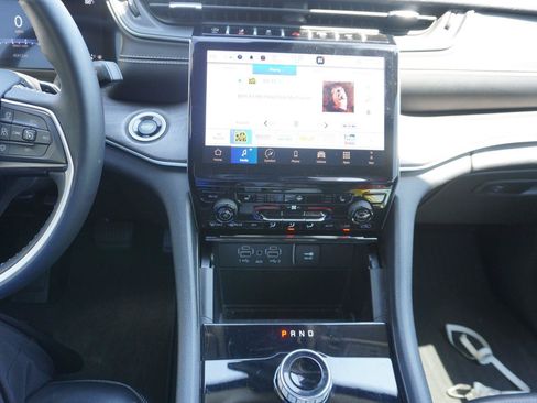 Used 2024 Jeep Grand Cherokee Limited RWD image 8