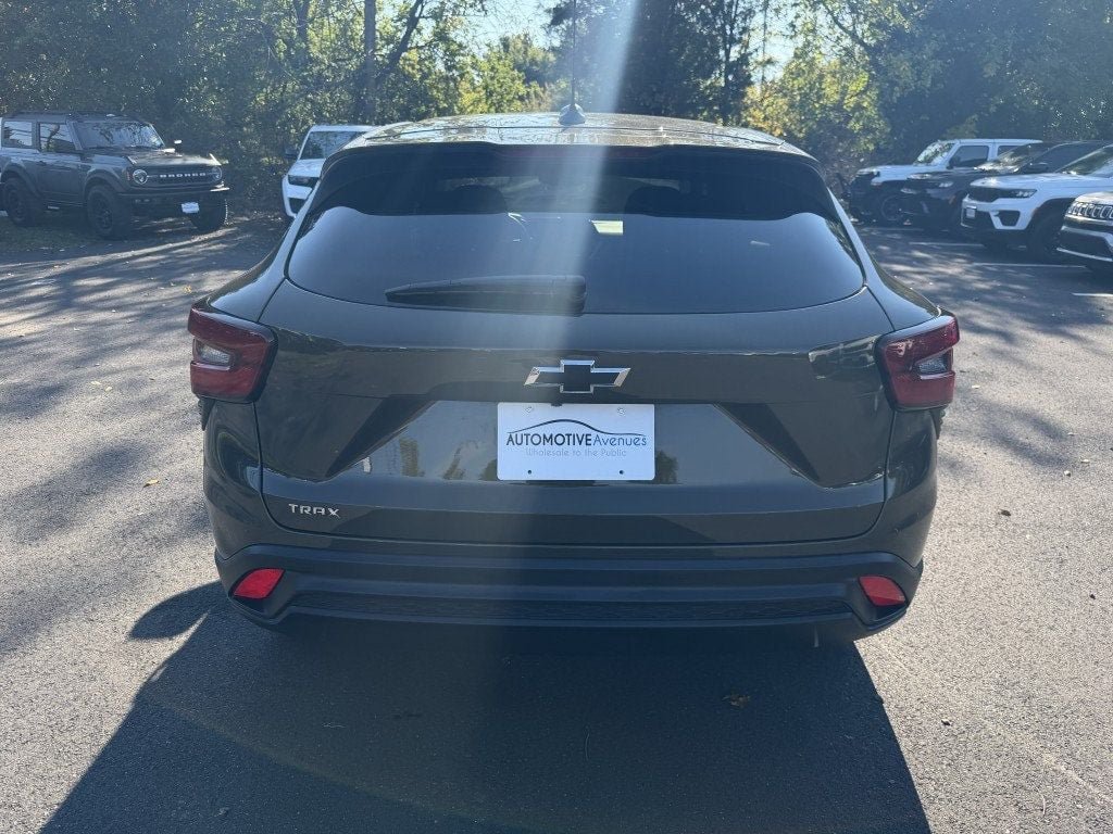 Used 2024 Chevrolet Trax LS w/ LS Convenience Package FWD image 3
