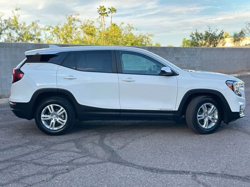 Used 2023 GMC Terrain SLE image 2