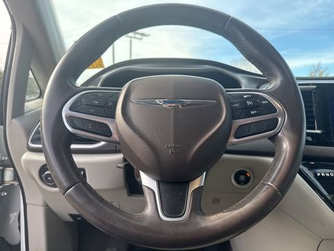 Used 2017 Chrysler Pacifica Touring-L w/ Tire & Wheel Group image 7