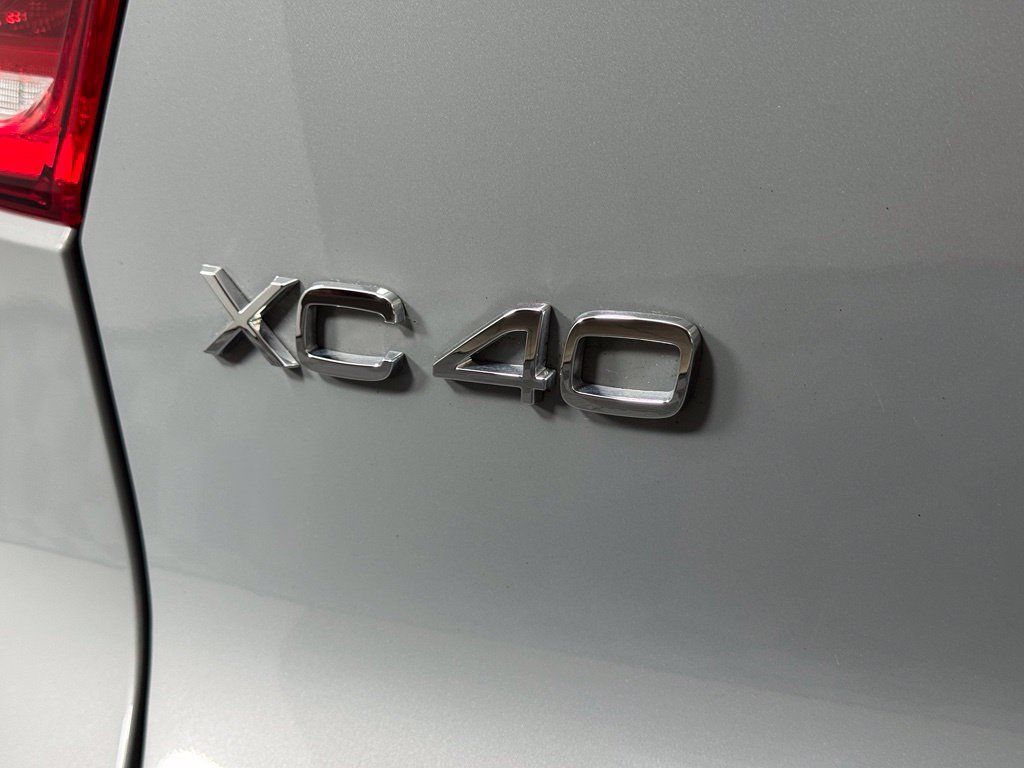 Certified 2024 Volvo XC40 B5 Plus w/ Protection Package Premier AWD/4WD image 8