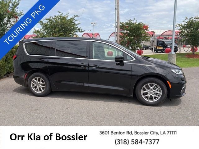 Used 2024 Chrysler Pacifica Touring-L FWD image 6