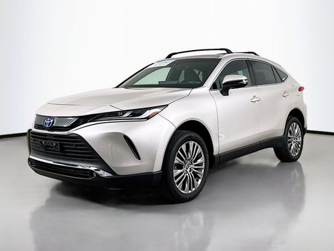 Used 2023 Toyota Venza XLE AWD/4WD image 3