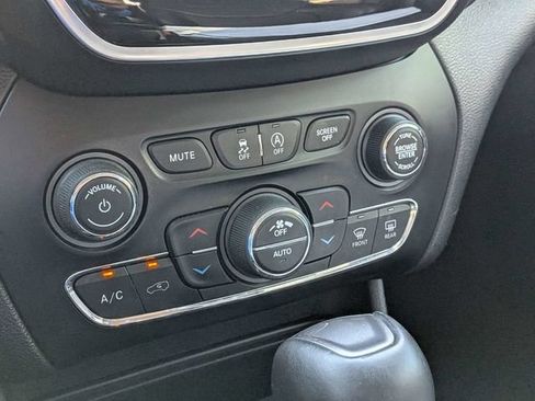 Used 2020 Jeep Cherokee Limited FWD image 21