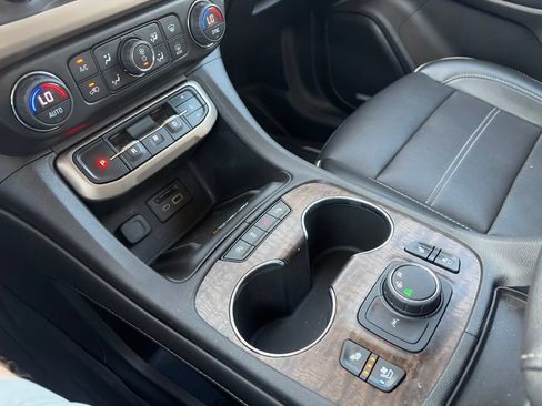 Used 2022 GMC Acadia Denali w/ Denali Technology Package FWD image 24