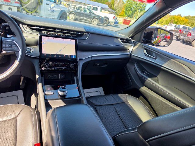 Used 2024 Jeep Grand Cherokee Limited w/ Luxury Tech Group II AWD/4WD image 13