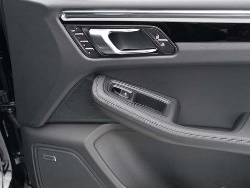 Certified 2026 Porsche Macan AWD/4WD image 18