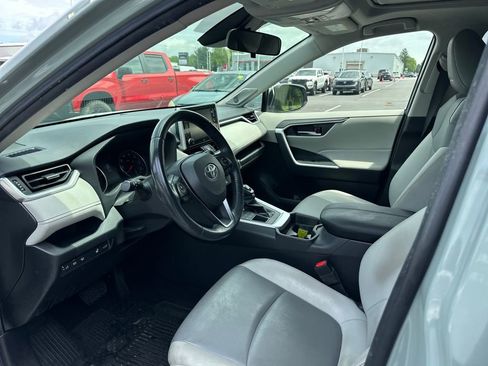 Used 2019 Toyota RAV4 XLE Premium w/ Cold Weather Package AWD/4WD image 9