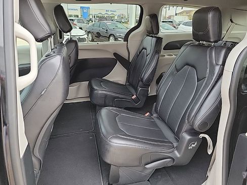 Used 2024 Chrysler Pacifica Touring-L image 10