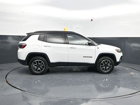 Used 2025 Jeep Compass Trailhawk AWD/4WD image 11