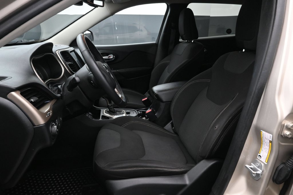 Used 2015 Jeep Cherokee Latitude w/ Comfort/Convenience Group FWD image 11
