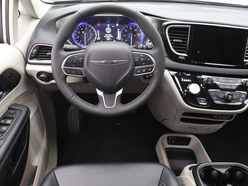 Used 2024 Chrysler Pacifica Touring-L image 13