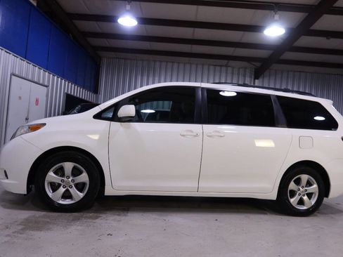 Used 2015 Toyota Sienna LE image 1