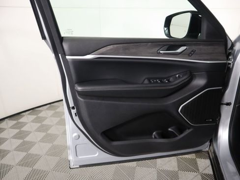 Used 2024 Jeep Grand Cherokee L Limited image 25