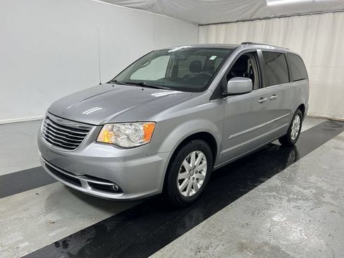Used 2014 Chrysler Town & Country Touring FWD image 5