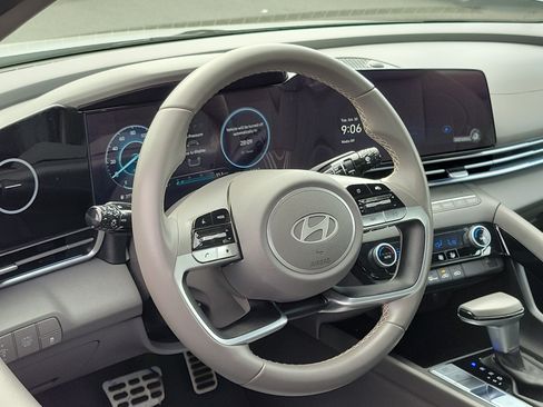 Certified 2025 Hyundai Elantra SEL FWD image 9