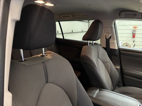 Used 2023 Toyota Highlander LE image 28