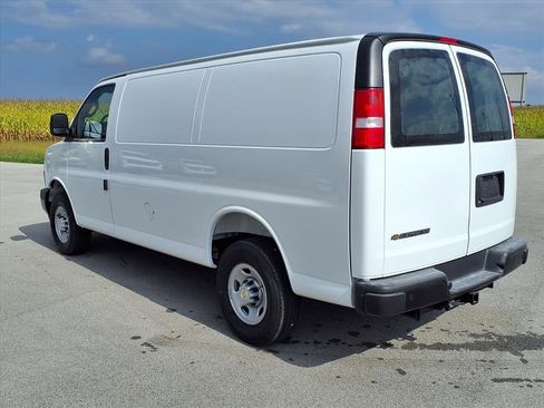 Used 2025 Chevrolet Express 3500 w/ Driver Convenience Package image 11